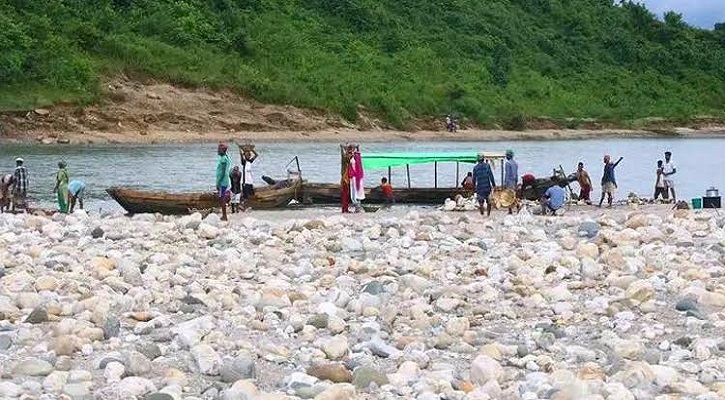 দায়মুক্তি পেতে  লুন্ঠিত ২ লাখ ঘনফুট পাথর স্বেচ্ছায় ফেরত